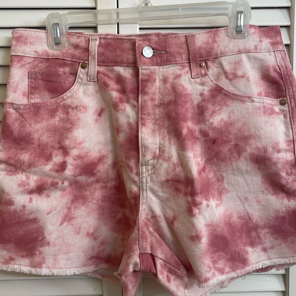 Levi Signature ladies denim stretch tie dye shorts. NWOT. Never worn. Size 12.